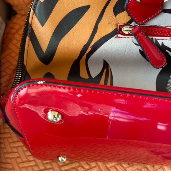 David Jones Paris woman’s face design red shoulder bag - Picture 8 of 10